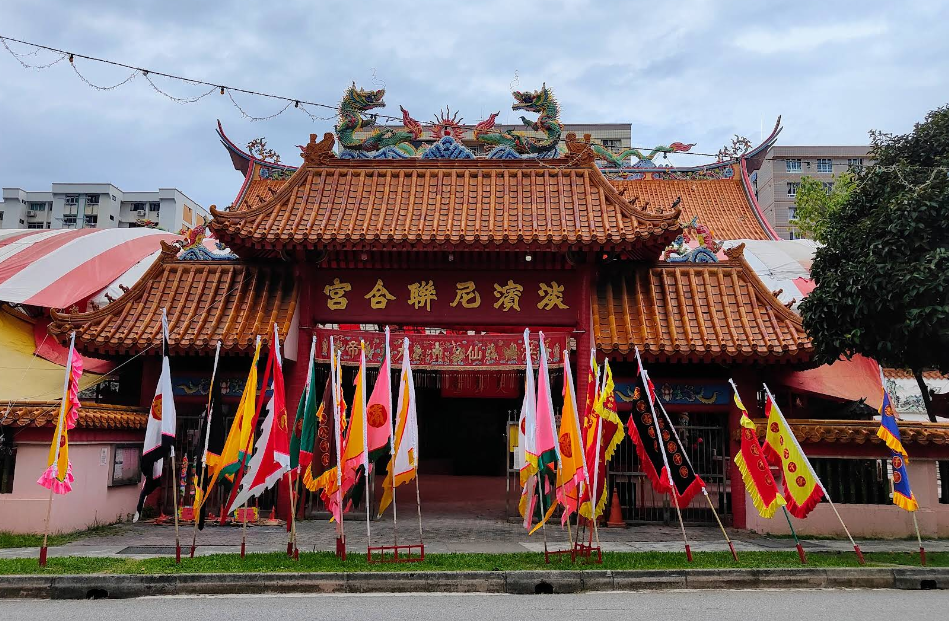 √ Tampines Chinese Temple Singapore: Review & Info